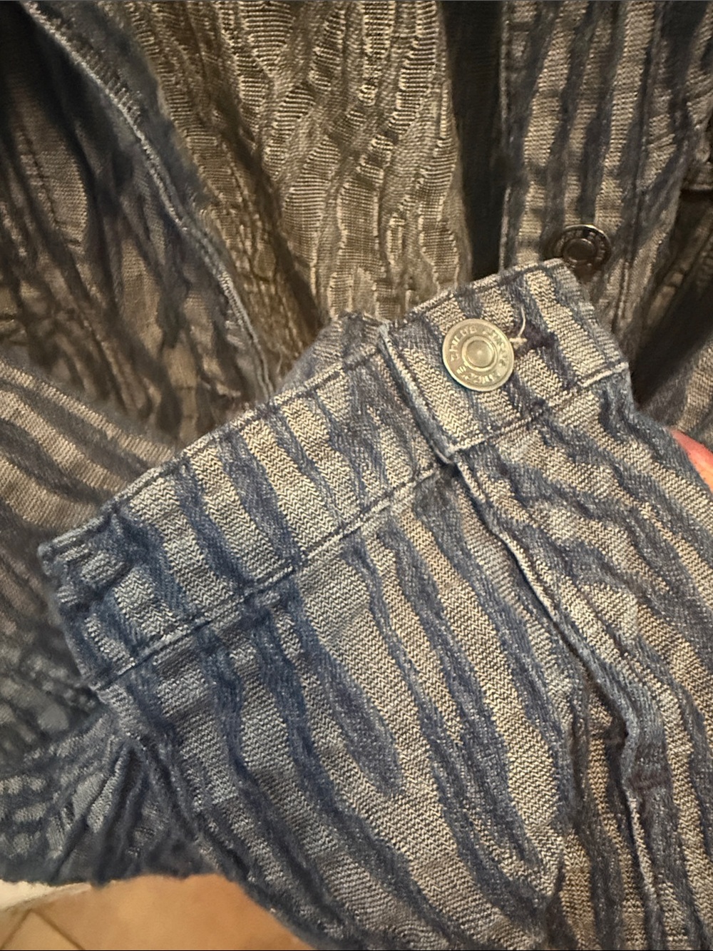 Chico's Blue Wave-Pattern Button-Front Jean Jacket Size 3 - Picture 4 of 6